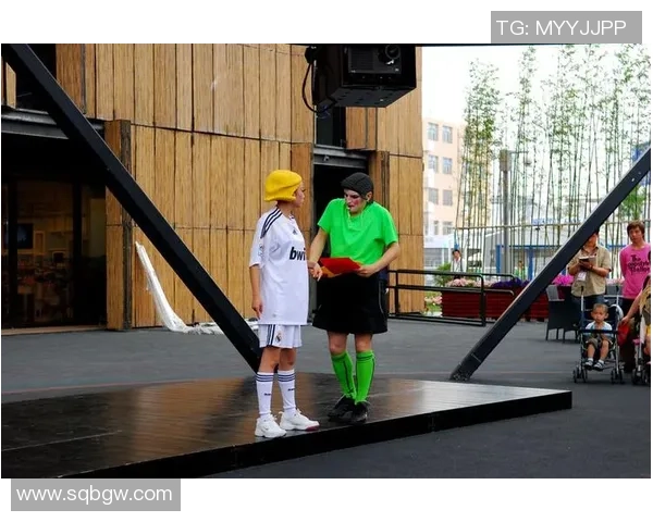 足球明星与小孩的奇妙互动特效展现精彩瞬间 足球明星与小孩的奇妙互动特效展现精彩瞬间